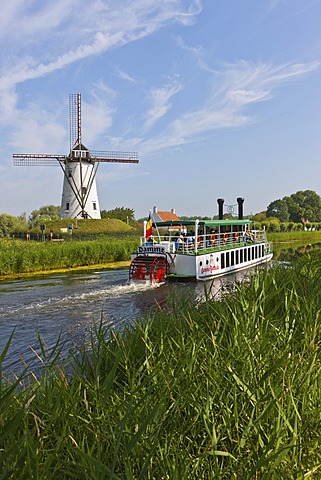 Old paddle wheel steamer on the canal between Bruges and Damme, Damse Vaart-Zuid, Damme, Bruges, West Flanders, Flemish Region, Belgium, Europe