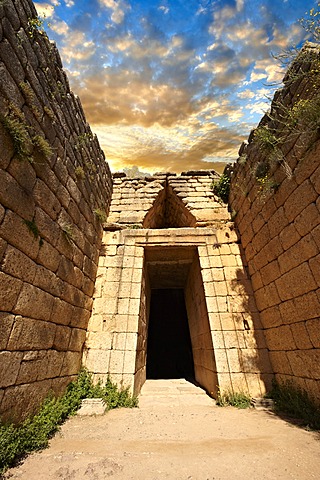 Entrance to the Treasury of Atreus, an impressive "tholos", beehive shaped tomb, on Panagitsa Hill at Mycenae UNESCO World Heritage Archaeological Site, Peloponnese, Greece, Europe