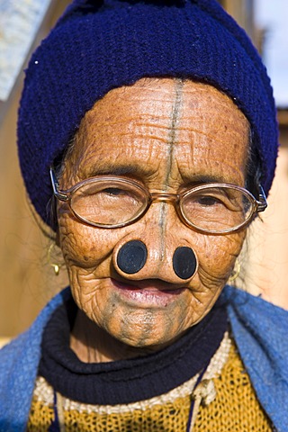 Old woman from the Apatani tribe, known for the pieces of wood in their nose to make them ugly, Ziro, Arunachal Pradesh, northeast India, India, Asia