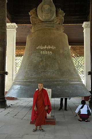 Buddhist monk in front of a big bell, Mingun near Mandalay, Birma, Burma, South Asia