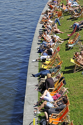 Pressestrand shore on the Spree River opposite the Berlin Central Station, Germany, Europe