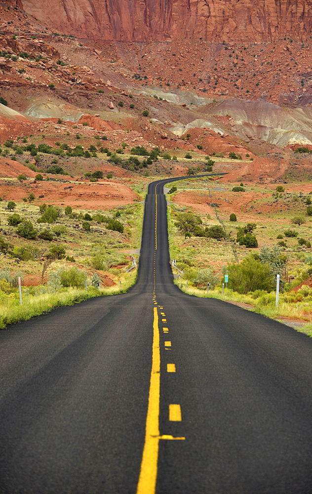 U.S. Highway 24, large buckle of the Waterpocket Fold, Capitol Reef National Park, Utah, Southwestern USA, USA