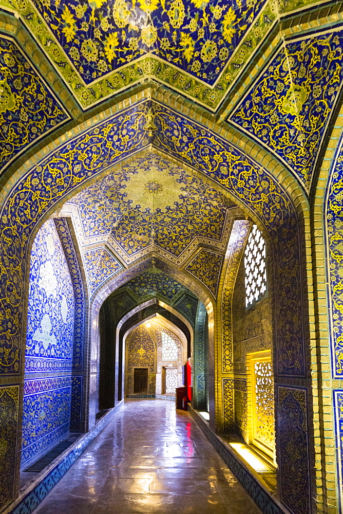 Inside Masjed-e Sheikh Lotfollah or Sheikh Lotfollah Mosque, Naqsh-e Jahan or Imam Square, Esfahan, Iran, Asia