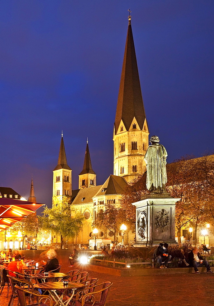 Munsterplatz with outdoor gastronomy, Beethoven Memorial and Bonn Cathedral in the evening, Bonn, North Rhine-Westphalia, Germany, Europe