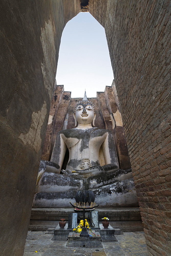 Giant Buddha statue, Wat Si Chum, Sukhothai historical park, Sukhothai, Thailand, Asia