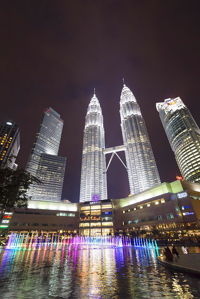 KLCC Lake Symphony Water Fountain Show, Kuala Lumpur, Malaysia, Asia