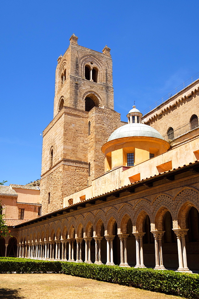 Cloister with decorated columns, Cathedral of Monreale, Cathedral of Santa Maria Nuova, Monreale, Sicily, Italy, Europe