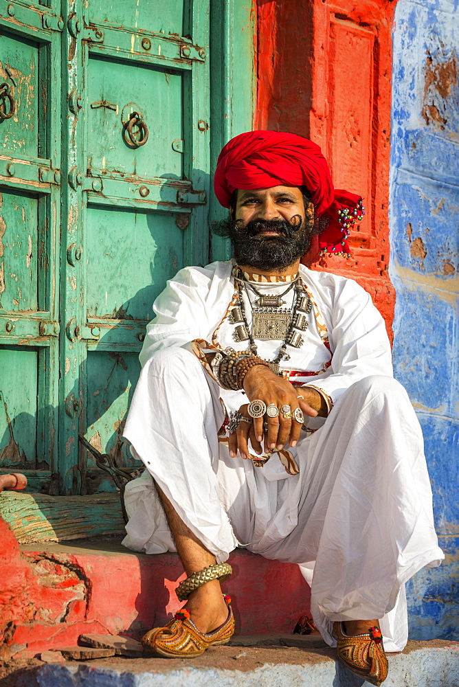 Rajasthani man dressed in traditional clothes, Jodhphur, Rajasthan, India, Asia