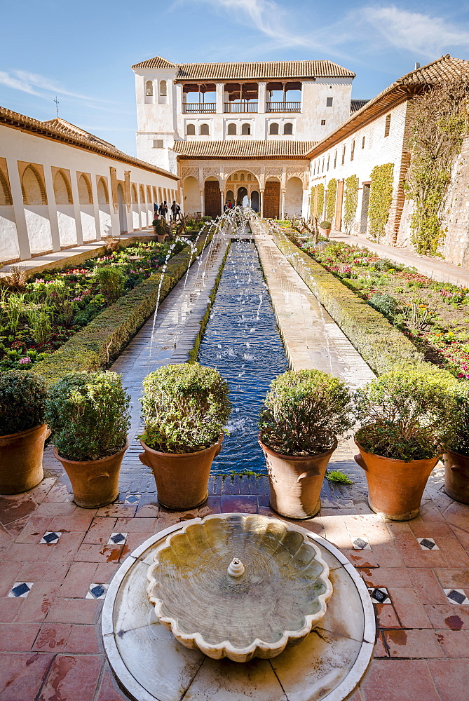 Garden with fountain, Patio de la Acequia, Gardens of the Generalife, Summer Palace Generalife, Palacio de Generalife, Granada, Andalusia, Spain, Europe