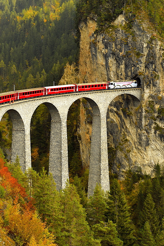 Rhaetian Railway, Albula Railway, Landwasser Viaduct, Filisur, Graubünden Canton, Switzerland, Europe