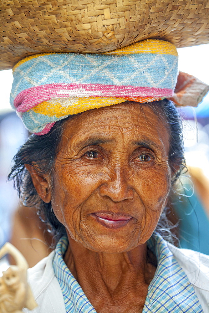 Old woman carrying a woven basket on her head, Balinese, locals, Ubud, Bali, Indonesia, Asia