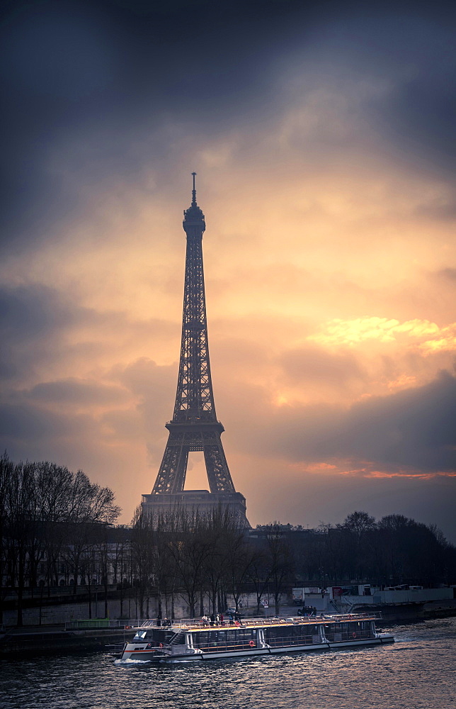 Eiffel tower at sunset, Paris, Ile De France, France, Europe