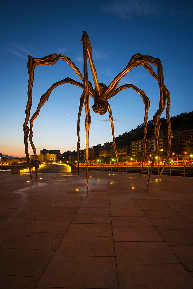 Spider sculpture Maman by Louise Bourgeois, in front of the Guggenheim Museum Bilbao, Bilbao, Basque Country, Biscay Province, Spain, Europe