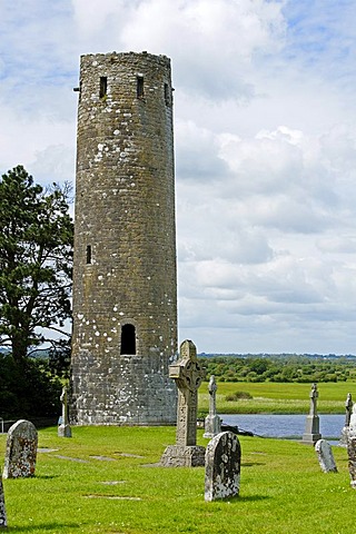 Round tower, former monastery, Clonmacnoise, County Offaly, Ireland, Europe