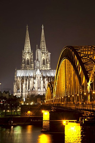 Illuminated Hohenzollern Bridge over the Rhine with Cologne Cathedral, Cologne, Rhineland, North Rhine-Westphalia, Germany, Europe, PublicGround