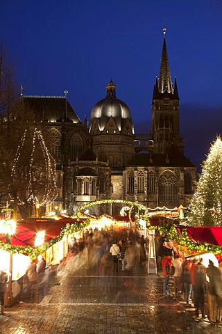 Aachen Christmas market with Aachen Cathedral at night, Aachen, North Rhine-Westphalia, Germany, Europe