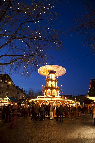 Christmas market at Muensterplatz square at dusk, Bonn, Rhineland, North Rhine-Westphalia, Germany, Europe