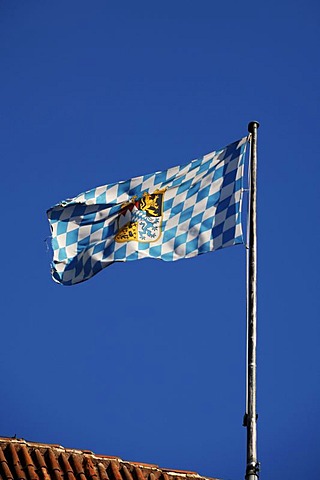 Flag of the Free State of Bavaria on the roof of the Veste Coburg, Veste Coburg 1, Coburg, Upper Franconia, Bavaria, Germany, Europe