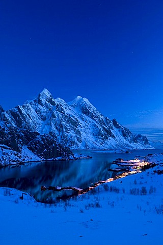 MÃŠrvoll village, with Mount Himmeltindan, 964m, Lofoten Island of VestvÃ‚goya, Lofoten Islands, North Norway, Norway, Europe