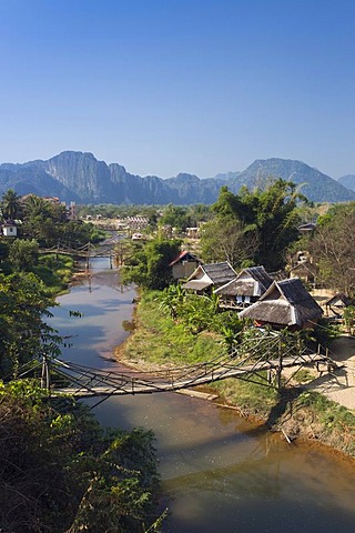 Village, karst mountains, Nam Song river, Vang Vieng, Vientiane, Laos, Indochina, Asia