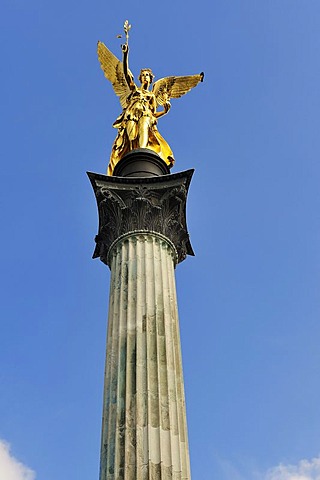 Friedensengel, Angel of Peace, with crow on the wing, Bogenhausen quarter, Munich, Bavaria, Germany, Europe