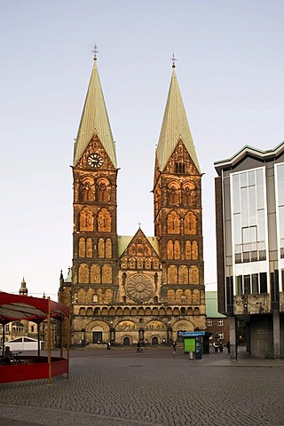 St. Petri Dom, St Peter's Cathedral, at dusk, Buergerhaus mansion house, seat of the Bremen Parliament, Bremen, Germany, Europe