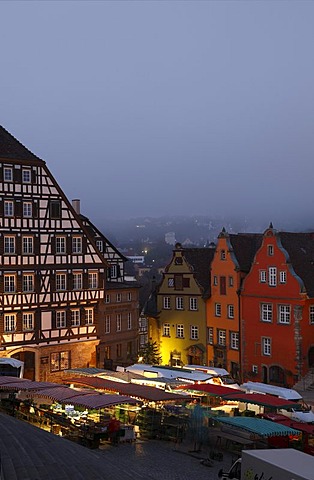 Market day in the square, Clausnitzerhaus building and the Baroque buildings Stellwaghaus and Widmanhaus at back, old town of Schwaebisch Hall, Baden-Wuerttemberg, Germany, Europe