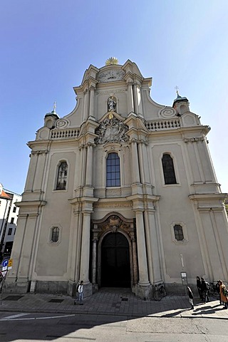 Exterior view, Heilig-Geist-Kirche church on Viktualienmarkt square, Munich, Bavaria, Germany, Europe