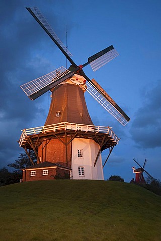 Greetsiel twin windmills at dusk, Greetsiel, East Frisia, Lower Saxony, Germany, Europe