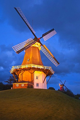 Greetsiel twin windmills at dusk, Greetsiel, East Frisia, Lower Saxony, Germany, Europe