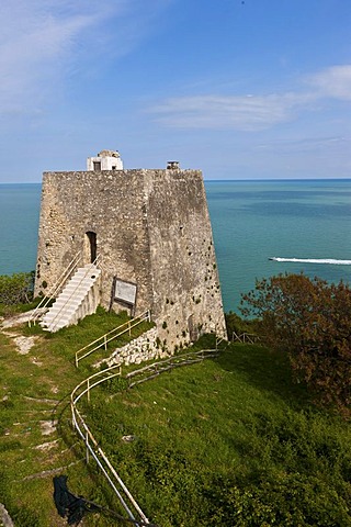 Torre di Monte Pucci, Saracen signal tower, watchtower, Gargano, Foggia, Apulia, Puglia, Southern Italy, Italy, Europe