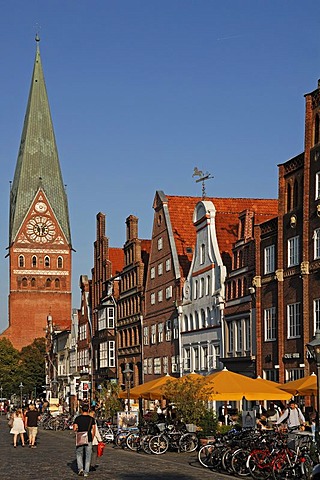 Old gabled houses, Johanniskirche church, left, Am Sande square, Lueneburg, Lower Saxony, Germany, Europe