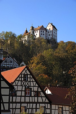 Old half-timbered houses in front of Burg Egloffstein Castle, 14th Century, Egloffstein, Upper Franconia, Bavaria, Germany, Europe