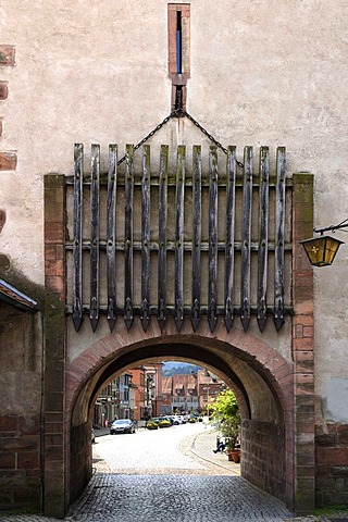 Obertorturm tower, Haigeracher Tor Gate, 17th century, with its wooden portcullis, Victor-Kretz-Strasse street, Gengenbach, Baden-Wuerttemberg, Germany, Europe