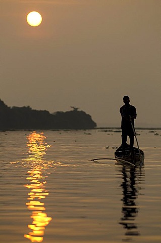 Fisherman on Lake Vembanad at sunrise, Kerala, South India, India, Asia