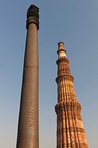 Iron pillar, one of the first metallurgical monuments and Qutb Minar minaret, UNESCO World Heritage Site, New Delhi, North India, India, Asia