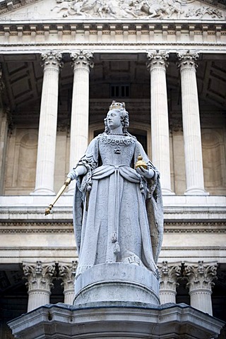 Statue of Queen Anne outside St Paul's Cathedral, London, England, United Kingdom, Europe