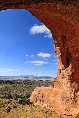 Looking Glass Rock, natural arch in Navajo sandstone, Utah, USA, North America