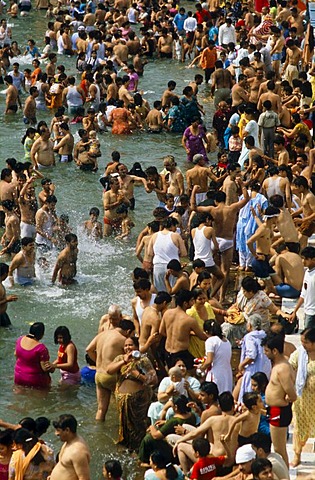 Crowds of people taking a bath at Har Ki Pauri Ghat, the famous bathing ghat in Haridwar, Uttarakhand, formerly Uttaranchal, India, Asia