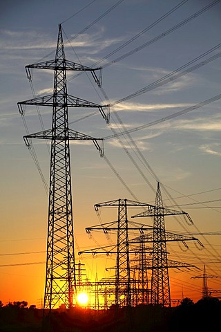 Electricity pylons, power lines, sunset in Karnap quarter, Essen, North Rhine-Westphalia, Germany, Europe