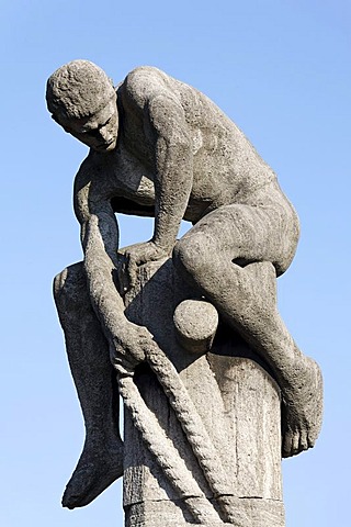 Sculpture "Der Tauzieher" or "The tug of war" in front of the Schokoladenmuseum chocolate museum, Rheinauhafen district, Cologne, North Rhine-Westphalia, Germany, Europe