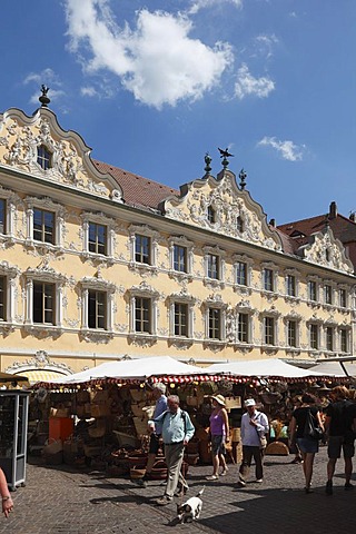 Falkenhaus building, market stall selling wicker baskets, Kiliani Festival, Wuerzburg, Lower Franconia, Franconia, Bavaria, Germany, Europe, PublicGround