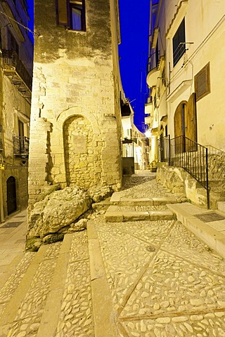 Historic town centre of Vieste, Via San Francesco, Gargano, Foggia, Apulia, Puglia, Italy, Europe