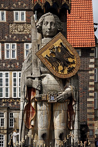 Roland statue with a shield bearing the double-headed eagle crest of the empire, 1404, Market Square, Bremen, Germany, Europe