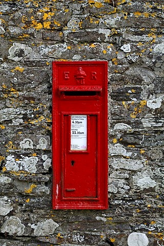 British red letter box, ER VII, from the time of Edward VII, 1841-1910, on a wall, Boscastle, Cornwall, England, United Kingdom, Europe