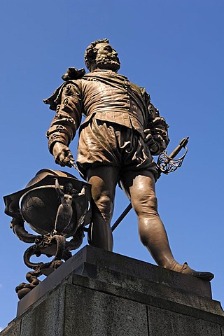 Statue of Sir Francis Drake, 1540-1596, constructed in 1883 by Joseph Edgar Boehm, town centre of Tavistock, Devon, England, United Kingdom, Europe