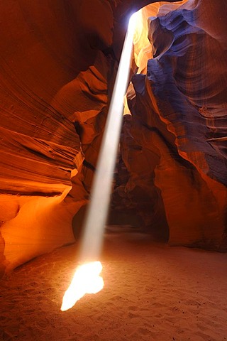 Beam of light, red sandstone of the Moenkopi formation, rock formations, colours and textures in the Upper Antelope Slot Canyon, Page, Navajo Nation Reservation, Arizona, United States of America, USA