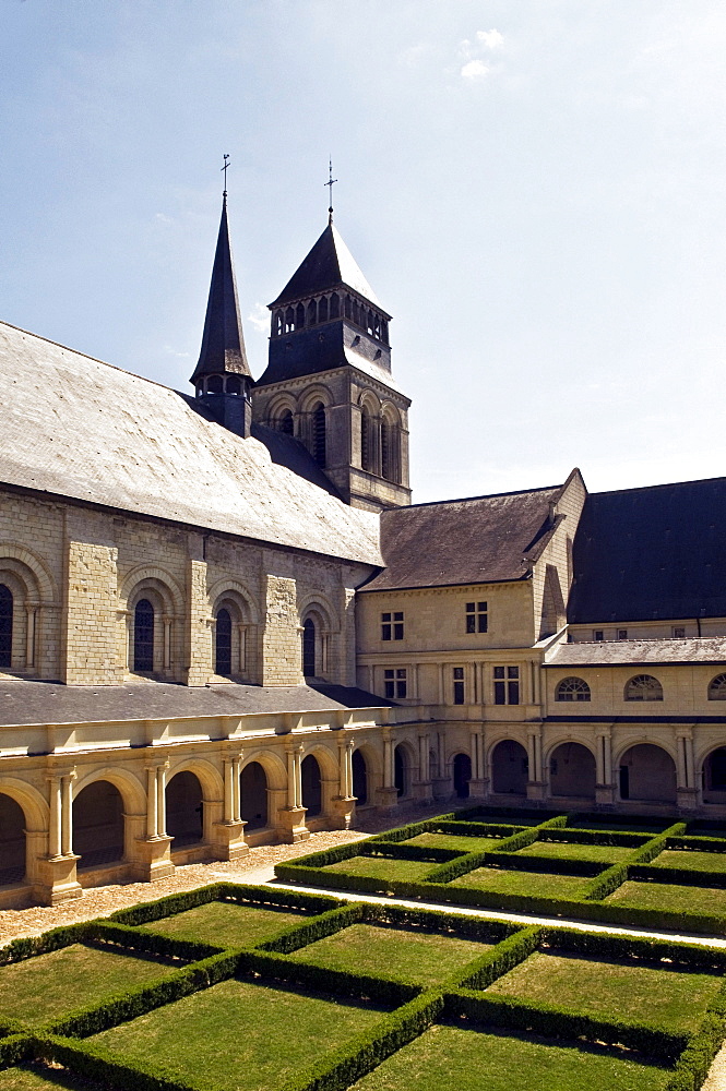 Church and medieval cloister of the Abbaye de Fontevraud abbey, Aquitaine Romanesque, built from 1105 to 1160, Fontevraud-lÃ­Abbaye, Loire Valley near Saumur, Maine-et-Loire, France, Europe