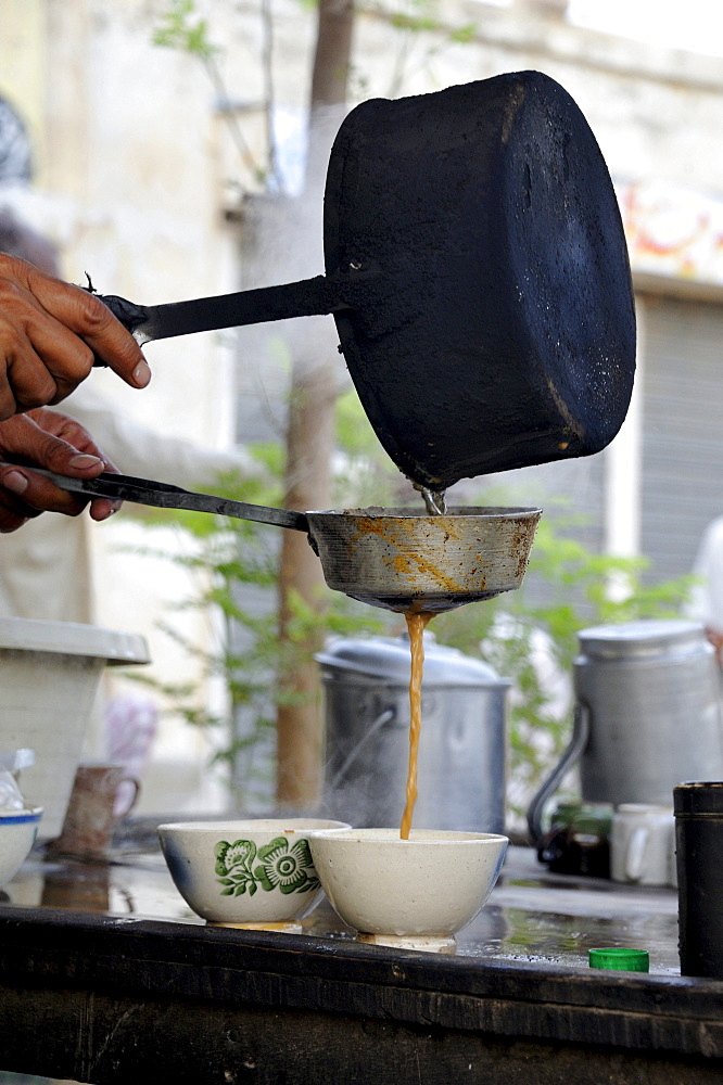 Tea being poured, tea room, Muzaffaragarh, Punjab, Pakistan, Asia