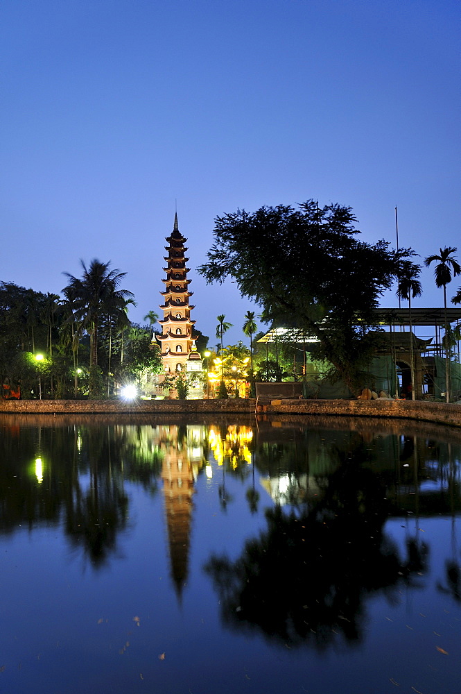 Tr&5;n Qu&9;c Pagoda or temple on West Lake, Hanoi, Vietnam, Southeast Asia